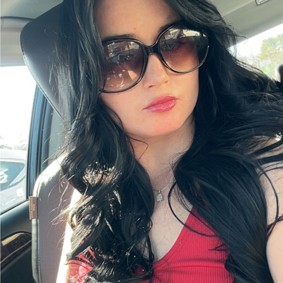 Meet your Posher, Cara - Picture 3 of 3